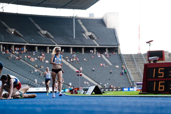 Thea Heim (LG TELIS FINANZ Regensburg) ueber 5000m waehrend der deutschen Leichtathletik-Meisterschaften im Olympiastadion am 26.06.2022 in Berlin